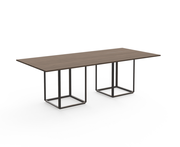 Et minimalistisk moderne kontorbord med en rektangulær valnødplade og to sorte metalbenstel, med et slankt design, isoleret på en hvid baggrund.