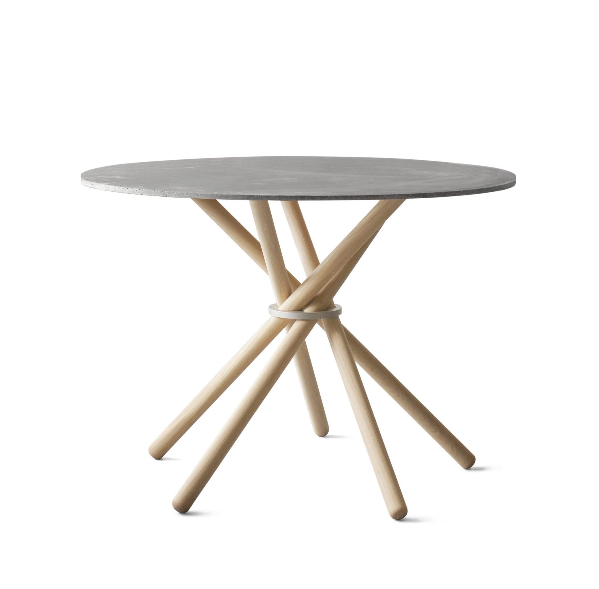 Et rundt bord med en flad, grå bordplade og fire træben, der krydser midten, hvilket skaber en unik base. Designet er minimalistisk med en naturlig træfinish. Produktnavnet er EBERHART - Hector Spisebord 105.