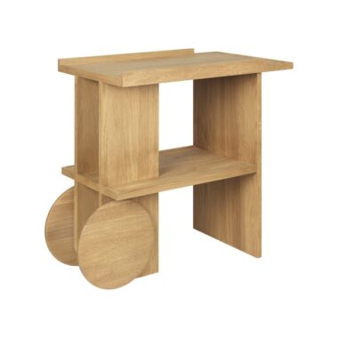 Et lille sidebord i træ med en rektangulær top og en underhylde, KRISTINA DAM - Axis Sidebord har et unikt design med store cirkulære understøtninger på den ene side og flade rektangulære paneler på den anden side, alt i en let træfinish.