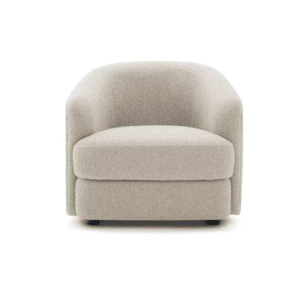 En moderne, beige polstret lænestol med en plys, afrundet designmøbler og en robust, synlig base, fotograferet mod en almindelig, lys baggrund.
