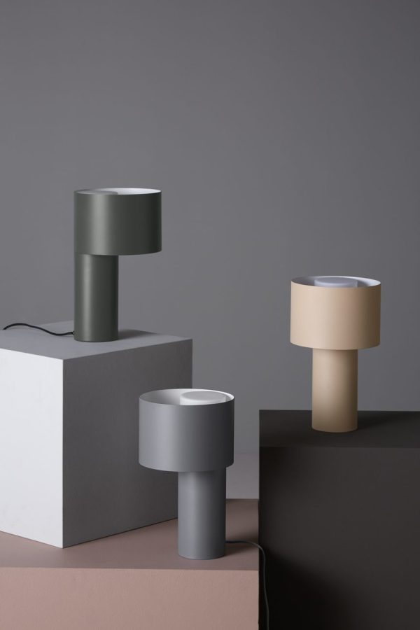Abstrakt arrangement af cylindriske piedestaler i forskellig størrelse i dæmpet grøn, beige og grå, der viser minimalistisk TomorrowsDesign på en to-tonet baggrund.
