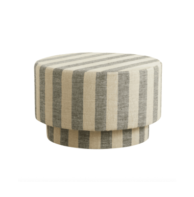 En rund skammel betrukket med beige og grå striber, isoleret på en hvid baggrund, fra TomorrowsDesign.