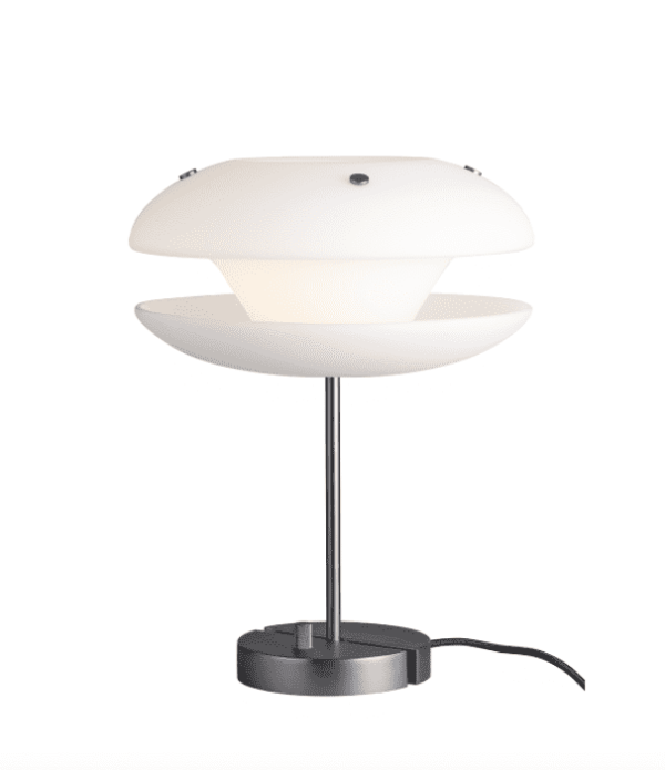 EN NORR11 - Yo-Yo Bordlampe med et to-lags design med hvide gennemskinnelige skærme og en mat sort base, oplyst for at udsende en blød glød.
