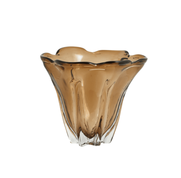 En ravfarvet glasskål med en bølget kant og en struktureret overflade, der ligner flydende væske. Det gennemskinnelige materiale fanger lys, hvilket understreger dets flydende designmøbler.