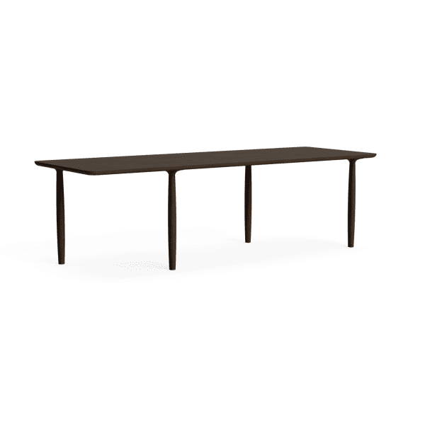 Et langt, rektangulært spisebord i træ med en glat mørkebrun finish, med slanke, let tilspidsede ben. Bordet er sat mod en almindelig hvid baggrund, hvilket understreger dets minimalistiske møbler design.