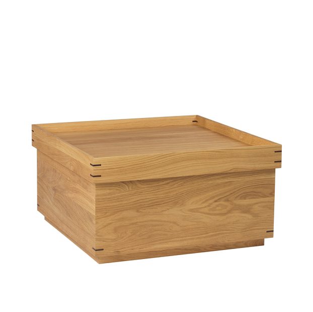 A KRISTINA DAM - Japansk Bakkebord Stor med firkantet form. Æsken har et fladt låg med fire synlige hjørnesamlinger. Træets årer er tydeligt på alle overflader.
