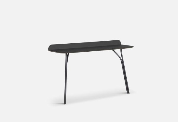 Et minimalistisk sort designerbord med en slank rektangulær plade og fire slanke, vinklede metalben. Bordet er sat mod en almindelig lysegrå baggrund.