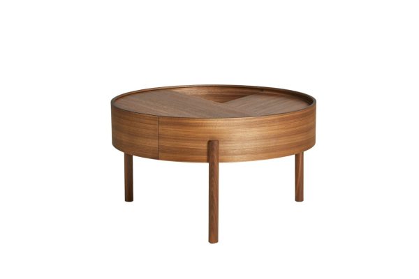 Et rundt sofabord i træ med en glat overflade og tre slanke ben, isoleret på en hvid baggrund. Bordet har en rig, blank brun finish og et enkelt, moderne design.