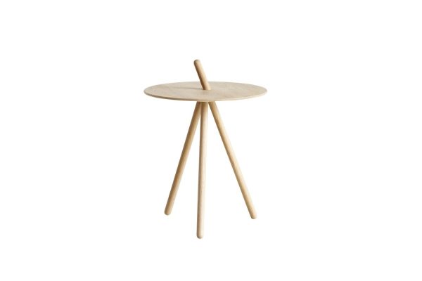 Et minimalistisk træ WOUD - Come Here Sidebord med tre ben, med en cirkulær top, der krydser en central støttestang, sat mod en almindelig hvid baggrund. Dette stykke eksemplificerer moderne møbler design.