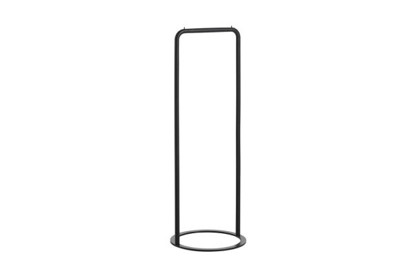 En enkel håndklædeholder i sort metal med en rektangulær ramme og en oval base, perfekt til moderne interiørdesign, isoleret på en hvid baggrund.