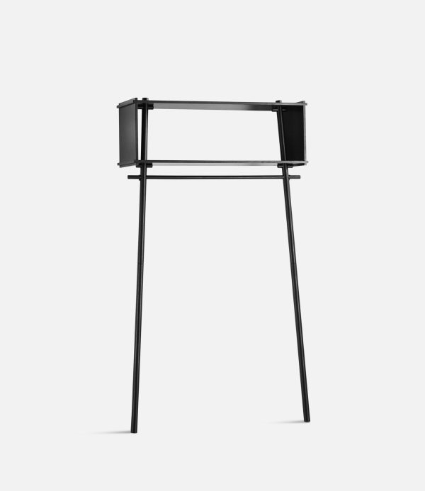En minimalistisk WOUD - Töjbox Garderobe med en rektangulær top og slanke ben, sat mod en almindelig hvid baggrund. Dette stykke er et perfekt eksempel på Tomorrows-design, der blander nytte med moderne æstetik.