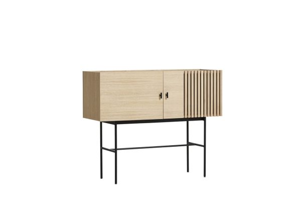 Et moderne skænkskab med let træfinish og sorte metalben, med en kombination af glatte og lodrette lameldøre. Dette WOUD - Array Skænk-stykke blander funktionalitet med moderne æstetik.
