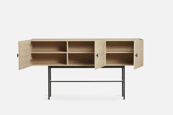 En moderne træskænk med åbne hylder og skabe, sat på en slank sort metalramme, isoleret mod en hvid baggrund. Ideel til moderne interiørdesign.