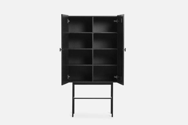Et højt sort skab med åbne låger, der afslører flere tomme hylder, monteret på en slank metalramme mod en isoleret hvid baggrund, perfekt til ethvert moderne interiør.