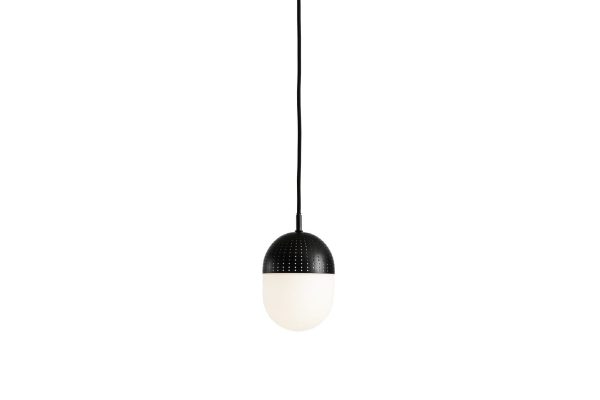 En minimalistisk pendel med en sort top med små perforeringer og en glat hvid bund, der hænger i en simpel sort ledning mod en hvid baggrund, inkarnerer essensen af Tomorrowsdesign.