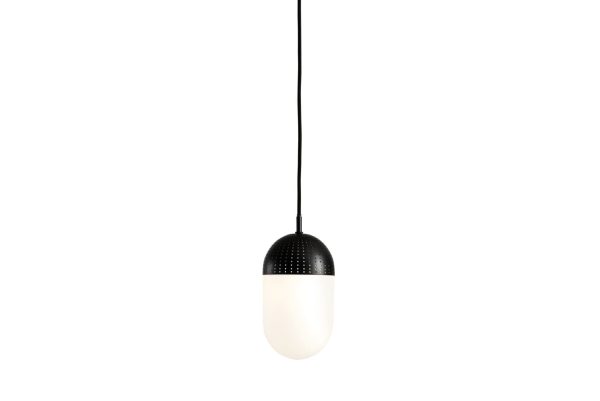 En moderne pendel med en slank sort top og hvid uigennemsigtig bund, ophængt mod en almindelig hvid baggrund, inkarnerer essensen af Tomorrowsdesign.