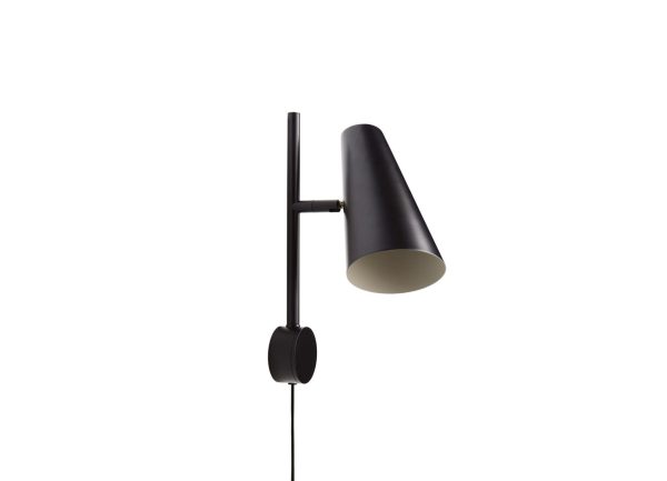 En moderne sort vægmonteret lampe med cylindrisk skærm, justerbar arm og synlig kontrolknap fra Tomorrowsdesign, sat mod en almindelig hvid baggrund.