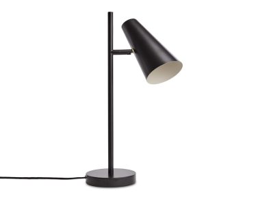En sort skrivebordslampe i moderne design med en justerbar cylindrisk skærm og et lige lodret stativ, isoleret på en hvid baggrund.