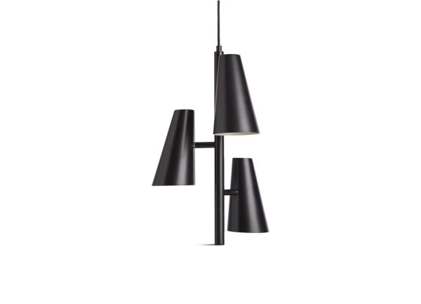 En moderne pendel med to sorte, kegleformede skærme, der hænger lodret fra en slank sort ledning mod en hvid baggrund, som inkarnerer moderne design.