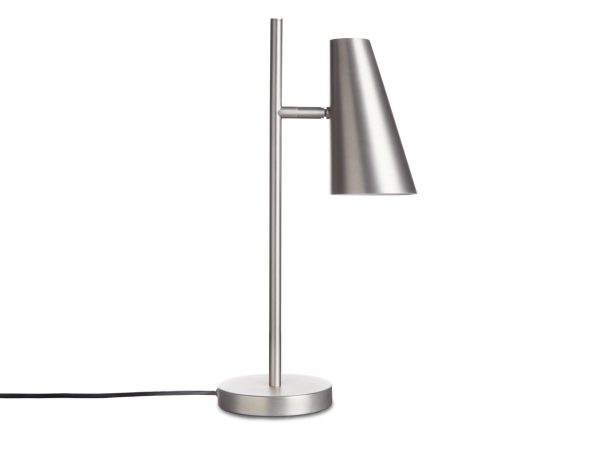 En moderne skrivebordslampe med en slank, metallisk finish og en justerbar arm, placeret på en hvid baggrund. Lampens hoved er vinklet lidt nedad, og en sort strømledning strækker sig fra bunden.