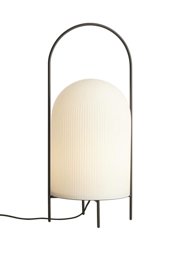 En moderne bordlampe fra Tomorrowsdesign med en stor, ribbet, kuppelformet skærm i en blød hvid farve, understøttet af en tynd, buet, sort metalramme, med en synlig kraft