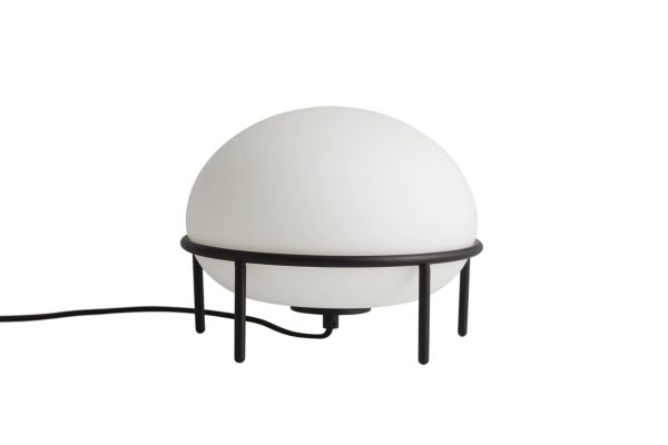 A WOUD - Pump Bordlampe med en rund, hvid kuppelskærm hvilende på et tyndt, sort metalstativ, isoleret på en hvid baggrund.