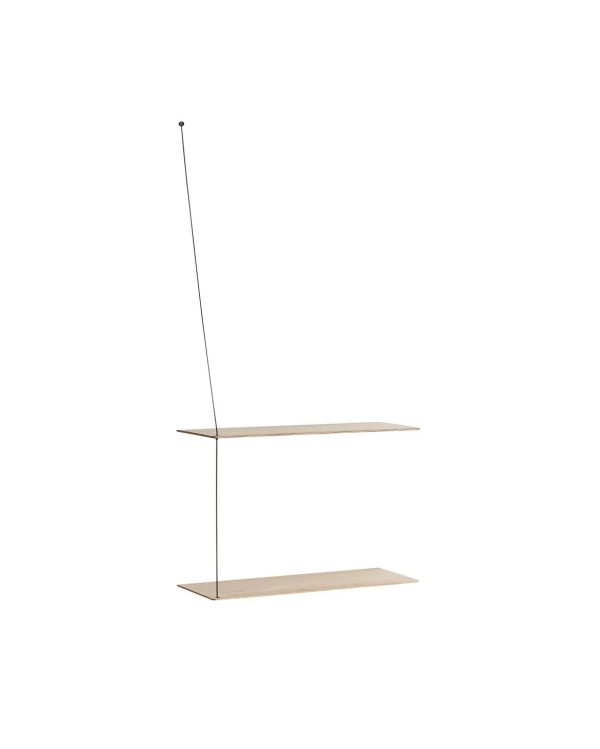 Et minimalistisk hyldedesign med to lyse træhylder understøttet af en tynd, lodret metalstang, placeret på en hvid baggrund. Dette stykke er et stilfuldt eksempel på designermøbler, der er ideelle til moderne interiør.