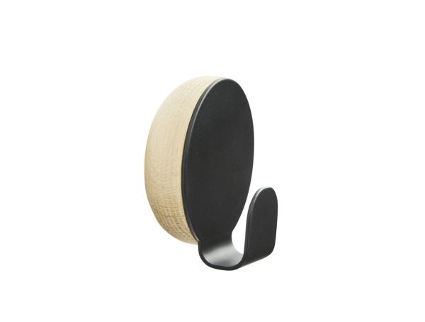 En minimalistisk vægkrog med en cirkulær fod af træ og en buet sort metalkrog, isoleret på en hvid baggrund, perfekt til ethvert interiør.