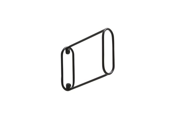En sort metal karabinhage designet af Tomorrowsdesign på en hvid baggrund. Karabinhagen er oval med en låge på den ene side, der åbner for fastgørelse.