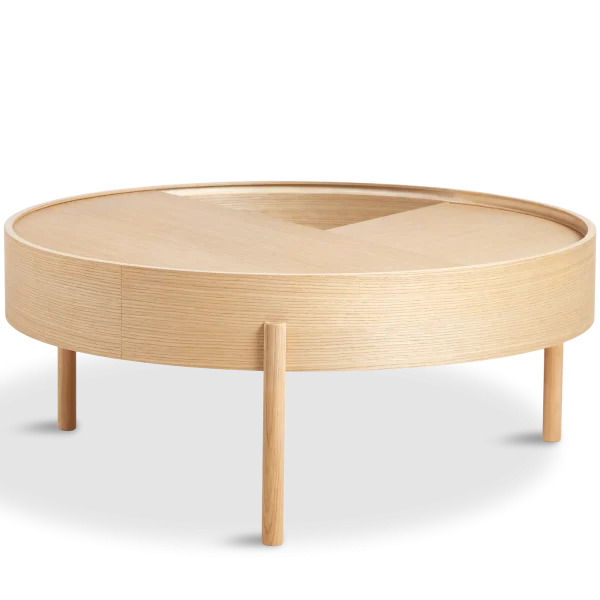 Et rundt, minimalistisk sofabord i træ med en lagdelt overflade designermøbel, sat på korte, cylindriske ben mod sort baggrund.