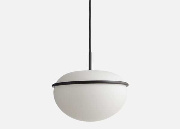 En minimalistisk hvid pendel med en sfærisk diffuser og et simpelt sort bånd, der hænger fra et sort kabel mod en almindelig hvid baggrund, eksemplificerer essensen af Tomorrowsdesign.