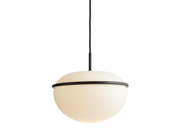 En enkel moderne pendel med en globus af matteret glas med et sort bånd omkring midten, ophængt i et sort kabel mod en hvid baggrund, indbefatter Tomorrowsdesigns filosofi.