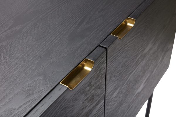 Nærbillede af et designermøbelskab i mørkt træ med to skuffer, hver med et slankt gyldent håndtag. Træets struktur er synlig og detaljeret i kontrast til de glatte metalliske håndtag.