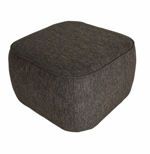 En sekskantet skammel betrukket med tekstureret mørkt stof, isoleret på en hvid baggrund, perfekt som designermøbel.
