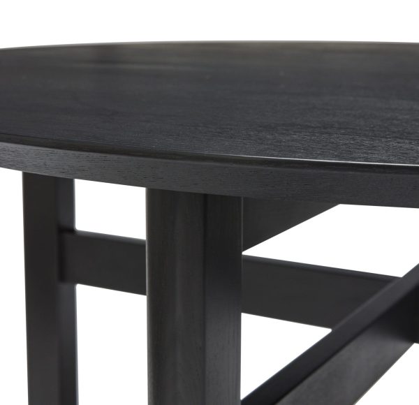 Nærbillede af et sort træbord med fokus på den teksturerede bordplade og en del af benene, der viser fine træfibre detaljer og en mat finish i tråd med Tomorrowsdesign.
