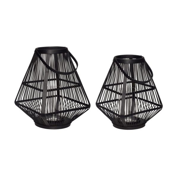 To sorte, trådkonstruerede lysestager med geometriske design, med Tomorrowsdesign, isoleret på en hvid baggrund.