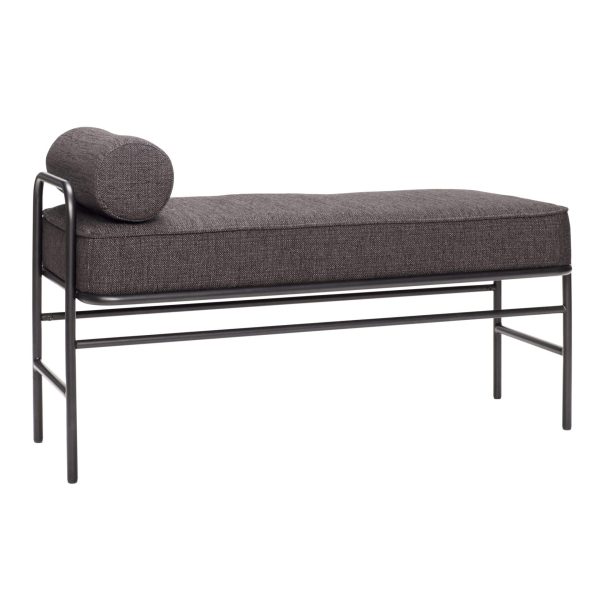 En moderne bænk med en mørkegrå pude og en cylindrisk pude på en elegant sort metalramme, med designerdesign, isoleret på en hvid baggrund.