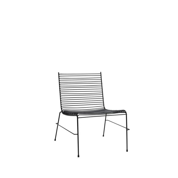 En minimalistisk sort stregtegning af en HÜBSCH - String Lounge Stol med et ryglæn sammensat af vandrette striber og slanke, vinklede ben. Stolen er centreret mod en hvid baggrund.