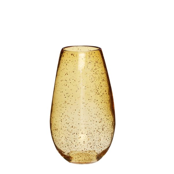 En høj, klar glas HÜBSCH - Glow Vase med en ravfarvet nuance og spredte, små mørke pletter overalt, isoleret på en hvid baggrund.
