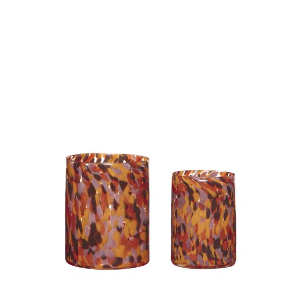 To cylindriske beholdere med et farverigt, plettet design i nuancer af orange, brun og gul, vist mod en almindelig hvid baggrund. Beholderen til venstre er større end den på