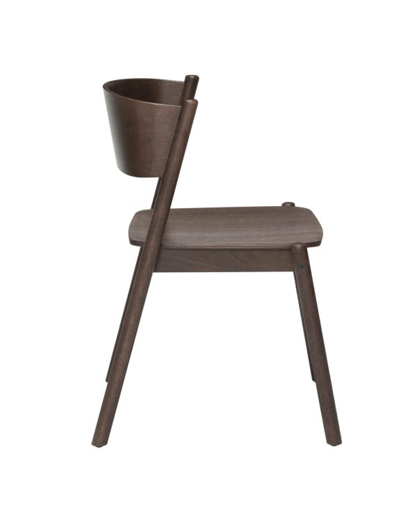 En minimalistisk træstol med mørkebrun finish, med en unik designermøbel med integreret cylindrisk spand på stolens ryg, understøttet af en enkelt lodret stang.