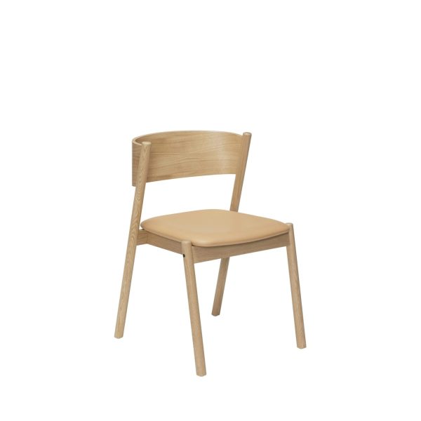 En træstol med et enkelt, moderne interiørdesign, med buet ryglæn og et beige polstret sæde, isoleret på en hvid baggrund.