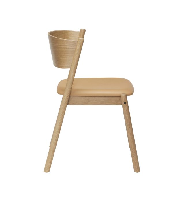 En moderne træstol med et brunt lædersæde og en matchende cylindrisk træspand fastgjort til ryglænet. Denne designermøbel er sat mod en almindelig hvid baggrund.