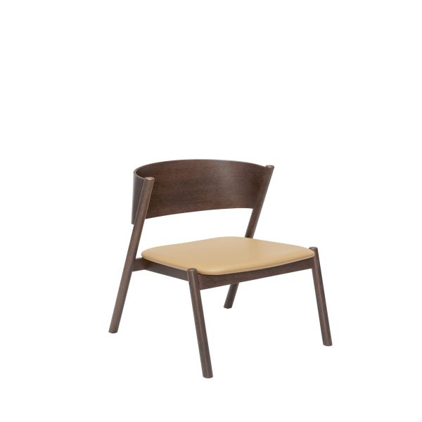En enkel træstol med et buet ryglæn og et beige polstret sæde, designet til moderne interiør, isoleret på en hvid baggrund.