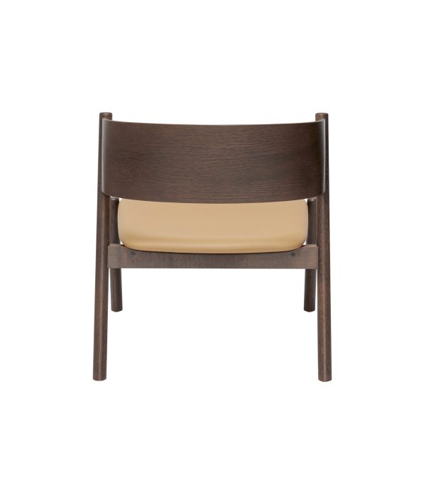 En moderne stol med et stel af mørkt træ og et lys beige polstret sæde, set forfra, isoleret på en hvid baggrund, eksemplificerer TomorrowsDesigns tilgang til møbler.