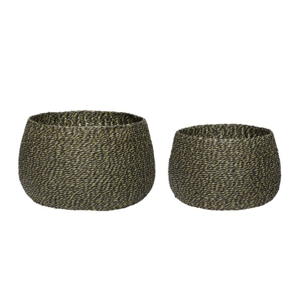 To vævede kurve i forskellige størrelser med et indviklet sort og naturfiberdesign af Tomorrowsdesign, vist på en hvid baggrund.