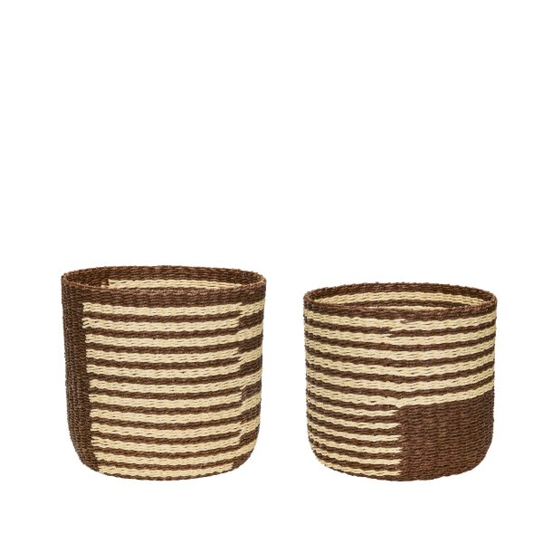 To designerkurve isoleret på en hvid baggrund, den ene med vandrette brune og beige striber, og den anden primært brun med et tekstureret mønster.
