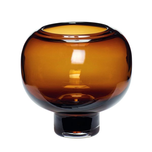 En gennemsigtig ravfarvet glasvase med en rund, løgformet krop og en kort, kraftig base, isoleret på en hvid baggrund. Vasen har en glat, blank finish og reflekterer lyset på dens buede overflade