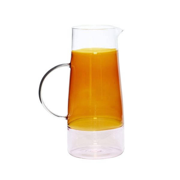 En HÜBSCH - Lemonade Kande fyldt med appelsinjuice, isoleret på en hvid baggrund. kanden har et håndtag og en tud.