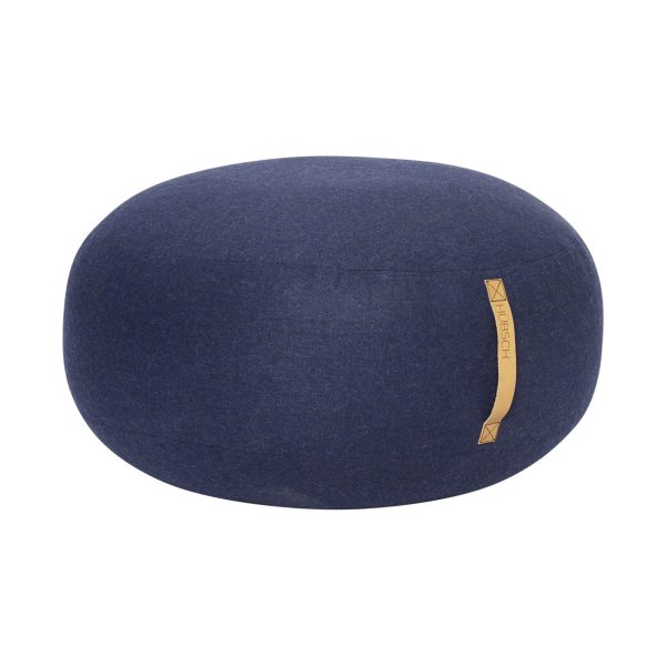 En mørkeblå meditationspude med en afrundet, aflang form og en lille solbrun etiket på siden. Puden, designet som en minimalistisk designermøbel, er sat på en hvid baggrund.
